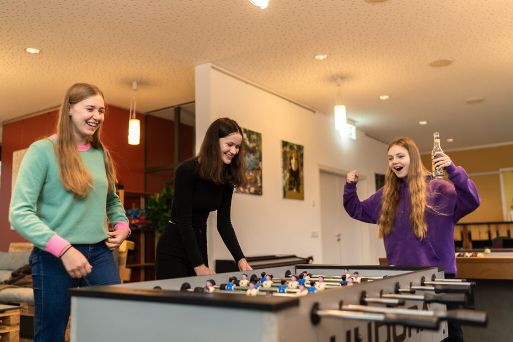 drei Mädchen spielen Tischkicker